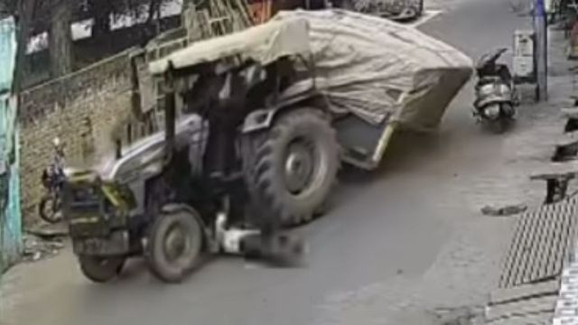 अचानक से आगरा में धंस गई सड़क और फंस गया ट्रॉली का पहिया, ट्रैक्टर से उछलकर गिरा एक व्यक्ति
