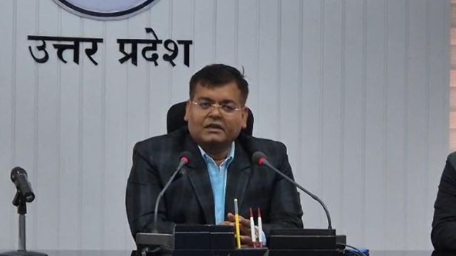 काम में लापरवाही पर भड़के Aligarh DM, दी अनूठी सजा;  तैनाती स्थल पर ही रात गुजारेंगे कर्मचारी