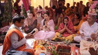 कोलार रोड स्थित लड़की के पैतृक निवास पर पूर्ण रीति-रिवाज के साथ पूजन करते वर और वधू पक्ष।