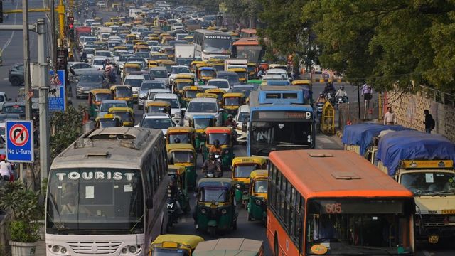 AI समिट के चलते VVIP मूवमेंट से ट्रैफिक व्यवस्था प्रभावित, 12 से अधिक जगहों पर जाम; लोगों को हुई परेशानी