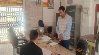 प्रयागराज के मांडा क्षेत्र के विद्यालय का निरीक्षण करते बीएसए अनिल कुमार।