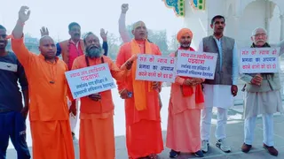 हरिद्वार के सर्वानंद घाट पर पदयात्रा से पहले प्रदर्शन करते संत।