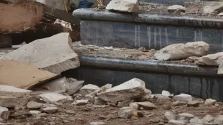 वाराणसी में निर्माणाधीन मकान का छज्जा गिरा, एक मजदूर की मौत, सुरक्षा पर सवाल।