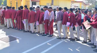 परीक्षा केंद्र पर कतारबद्ध छात्र छात्राएं