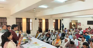 तहसील सभागार में लोक सुनवाई के दौरान किसानों से बात करते अधिकारी। जागरण