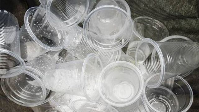 शराब के ठेकों और कैंटीनों के आसपास प्लास्टिक गिलासों का कचरा, नगर निगम ने लगाया 27 हजार का जुर्माना
