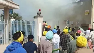 किसानों को रोकने के लिए पुलिस ने छोड़े आंसू गैस के गोले।