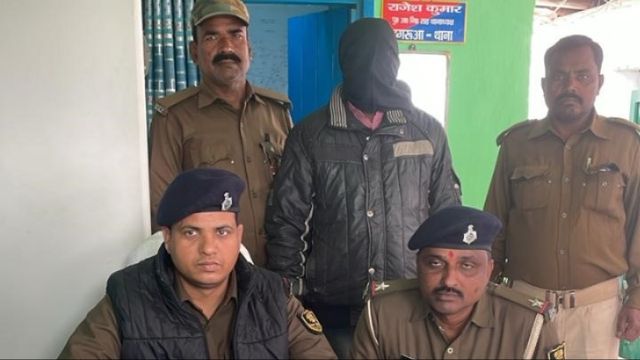 पूर्णिया में टोटो और लावारिस कार से भारी मात्रा में विदेशी शराब बरामद, एक गिरफ्तार
