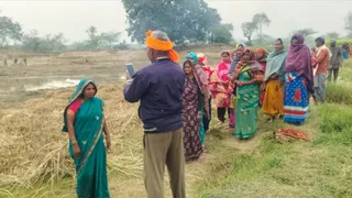 हैदरगढ़ के मगौवा गांव में मोबाइल से आनलाइन हाजिरी भरता कर्मचारी। जागरण