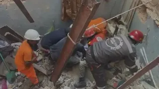 🤯गैस विस्फोट से ढही इमारत, 13 की मौत 😮 - ShareChat