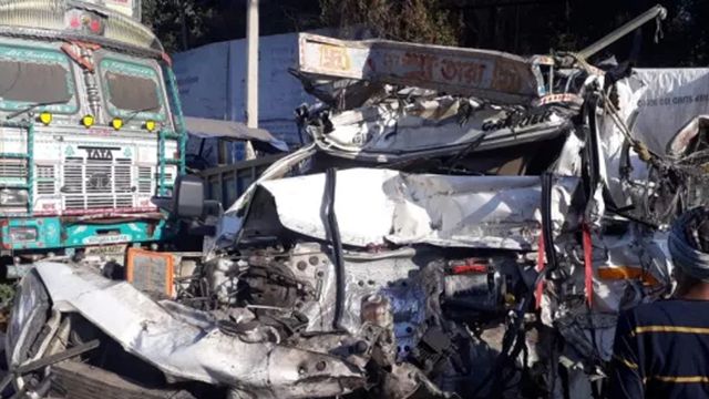 तेज आवाज से दहला इलाका, नींद में ट्रक से भिड़ा पिकअप; पुलिस की तत्परता से बची चालक की जान