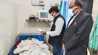 डायन बिसाही मामले में घायल व्यक्ति का हाल जानने अस्पताल पहुंचे अधिकार मित्र के सदस्य।