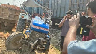 सुलतानपुर में ईंट लदी ट्रैक्टर-ट्रॉली से टकराई मालगाड़ी... 53 मिनट तक ...