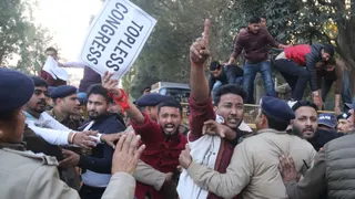 दिल्ली में आयोजित एआइ समिट के दौरान युवा कांग्रेस के आपत्तिजनक प्रदर्शन के विरोध में देहरादून में कांग्रेस भवन कूच करते भाजयुमो कार्यकर्ताओं को रोकती पुलिस।