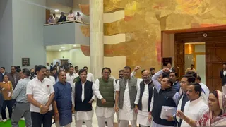 सदन से वॉकआउट करने के बाद कांग्रेस विधायक नारेबाजी करते हुए।