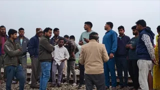 जंघई रेलवे फाटक के पास ट्रेन से कटने पर छात्रा के मौत की सूचना के बाद मौके पर जुटी भीड़। जागरण