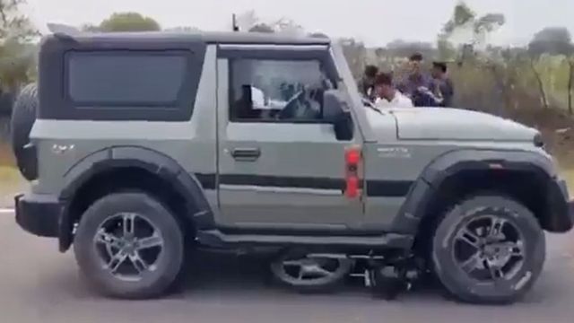 झांसी में Thar का कहर, टक्‍कर मारने के बाद 500 मीटर तक बाइक को घसीटा; चचेरे भाइयों की मौत

