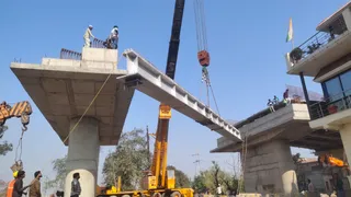 पंडित नगला बाईपास पुल पर गार्डर रखती क्रेन।जागरण