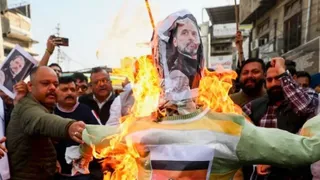 भारतीय जनता युवा मोर्चा के कार्यकर्ता राहुल गांधी का पुतला फूंकते हुए।