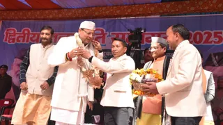 चमोली के बिरही बेडूबगड़ में आयोजित भोटिया जनजाति समागम में नीती माणा जन कल्याण समिति के अध्यक्ष हरीश परमार मुख्यमंत्री का स्वागत करते हुए । जागरण