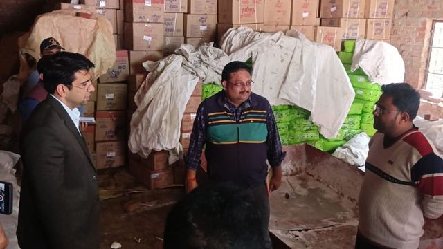 हाथरस डीएम अतुल वत्स की छापामार कार्रवाई, मिलावटी खाद फैक्ट्री का भंडाफोड़; लाखों का माल जब्त