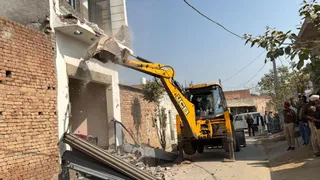 नशा तस्कर के घर को गिराने की कार्रवाई।