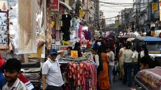 कृष्णा नगर स्थित लाल क्वाटर बाजार में दुकानों के आगे अतिक्रमण व लगता जाम। पारस कुमार