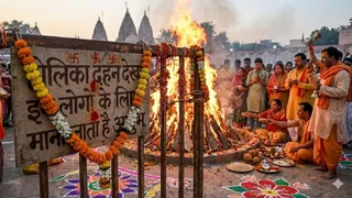 Holika Dahan 2026: इन लोगों को नहीं देखनी चाहिए होलिका की अग्नि। (Ai Generated Image)