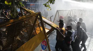 बैरिकेडिंग तोड़कर आगे बढ़ने का प्रयास करते यूथ कांग्रेस के नेता व कार्यकर्ता। फोटो-संजय घिल्डियाल