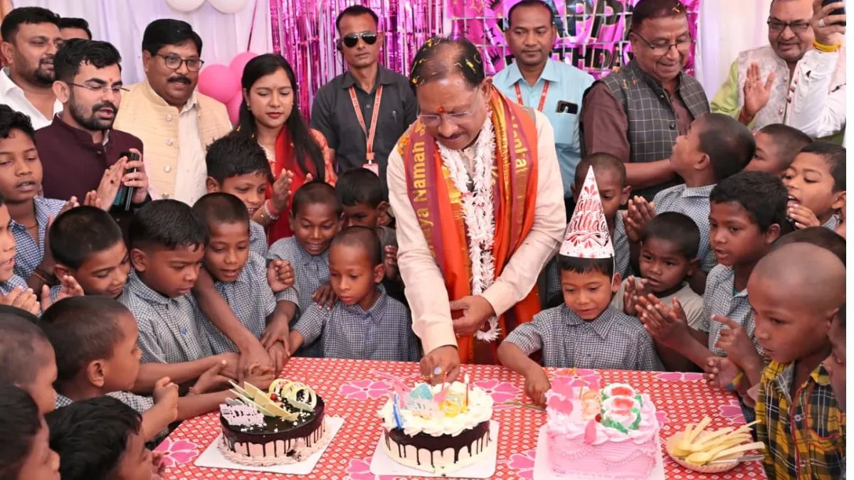 मुख्यमंत्री नहीं, 'अभिभावक' बनकर पहुंचे सीएम साय, बगिया के बालक आश्रम में  बच्चों संग मनाया 62वां जन्मदिन - cm vishnu deo sai celebrates 62nd birthday  with children in jashpur