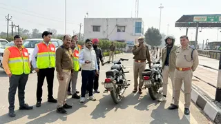 शाहजहांपुर रोड पर क्रिटिकल कारीडोर के सर्वे के दौरान डिवाइडर से बाइक निकालने वालों का चालान कराती परिवहन विभाग की टीम। सौ. परिवहन विभाग