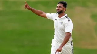 आकिब नबी ने कमाल की गेंदबाजी की
