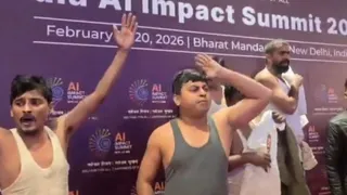 भारत मंडपम में आयोजित एआई समिट में अर्धनग्न होकर प्रदर्शन करते भारतीय युवा कांग्रेस कार्यकर्ता। सौजन्य : वीडियो ग्रैब