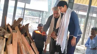 परीक्षा देने के बाद सूरजकुंड श्मशान घाट पर पिता को मुखाग्नि देते कुशल जैन। जागरण
