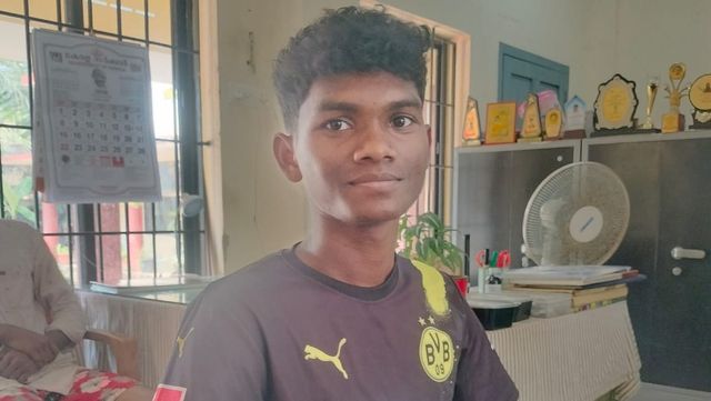 सोनुवा के फुटबॉल स्टार राजा की घर वापसी: 13 साल पहले ट्रेन में भटककर पहुंचा था केरल
