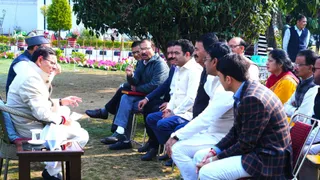 उत्तराखंड अधिकारी कर्मचारी शिक्षक मोर्चा के पदाधिकारियों सोमवार को देहरादून में सीएम आवास में मुख्यमंत्री पुष्कर सिंह धामी से भेंट करते हुए।