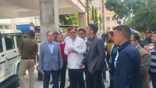 देहरादून में जिला अस्पताल (कोरोनेशन) का निरीक्षण करते जिलाधिकारी सविन बंसल।