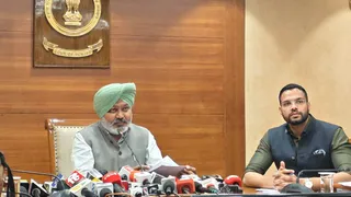 मीडियो को कैबिनेट बैठक की जानकारी देते हुए वित्त मंत्री हरपाल चीमा।