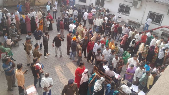 जुगसलाई नगर परिषद चुनाव: वोटिंग से पहले 2 प्रत्याशियों की नाम वापसी से रोचक हुआ चुनाव, बूथों पर उमड़ी भीड़
