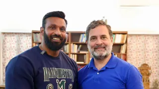 सोमवार को नई दिल्ली में लोकसभा में नेता विपक्ष राहुल गांधी ने 'मोहम्मद' दीपक कुमार से भेंट की।