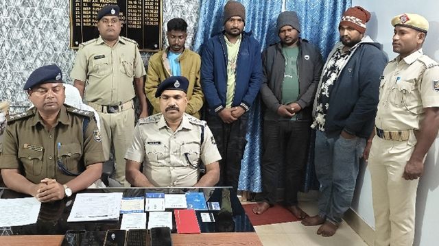 बड़बिल में साइबर धोखाधड़ी गिरोह का पर्दाफाश, गरीब लोगों के खातों का होता था दुरुपयोग
