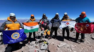 माउंट अकोंकागुआ पर सफल आरोहण कर पहुंची निम व जिम की संयुक्त टीम। स्रोत निम