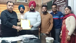 शहीद भगत सिंह नगर में उप जिला शिक्षा अधिकारी को ज्ञापन सौंपते हुए कर्मचारी।