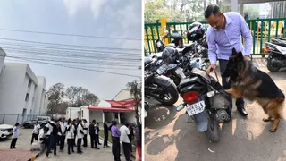 राजकीय मेडिकल कालेज हल्द्वानी को बम धमाके से उड़ाने की धमकी के बाद बाहर आए मेडिकल छात्र और जांच करता सुरक्षा कर्मी।