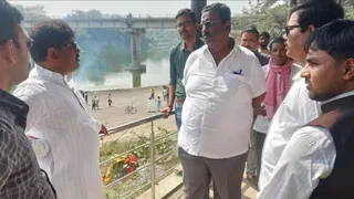 खुटहन स्थित पिलकिछा श्मशान घाट का निरीक्षण के दौरान समस्याओं की जानकारी लेते विधायक रमेश सिंह। जागरण