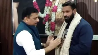 दिल्ली में दीपक कुमार को शाल ओढाकर स्वागत करते आप नेता संजय सिंह।साभार : इंटरनेट मीडिया