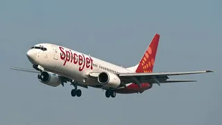 इंजन में खराबी के बाद पायलट ने विमान को वापस दिल्ली के IGI हवाई अड्डे पर सुरक्षित उतारा। फाइल फोटो