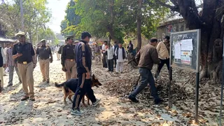 धमकी के बाद जिला न्यायालय परिसर में तलाशी लेते सीओ अवधमान भदौरिया व अन्य । जागरण