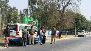 हाईवे पर ब्लैक स्पाट का निरीक्षण करते एआरटीओ व पीटीओ। स्रोत परिवहन विभाग