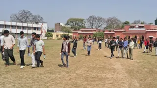 राजकीय इंटर कालेज से परीक्षा देकर बाहर निकलते छात्र। जागरण